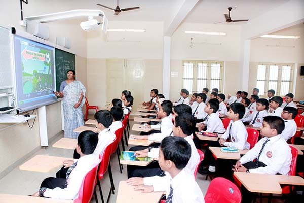 Illustration of parents and teachers in discussion at seminar about child development
